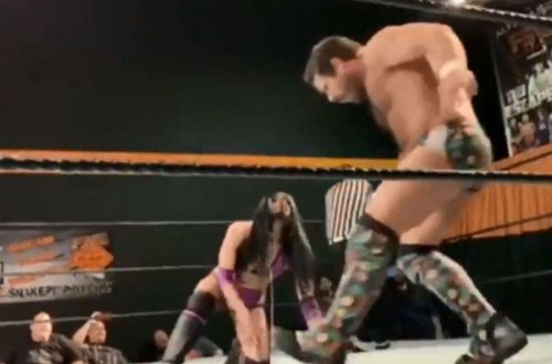 Qadın güləşçi rəqibinin alt paltarını endirib, qusdu - Rinqdə biabırçılıq - FOTO