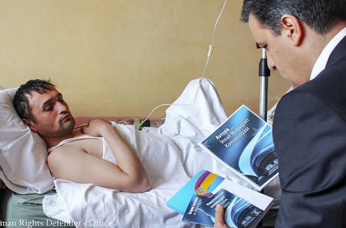 Erməni obmudsman azərbaycanlı əsirə baş çəkdi - FOTO