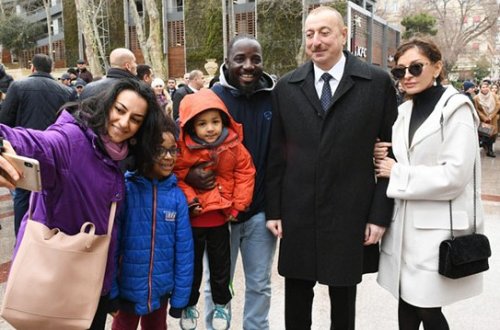 Prezident Fəvvarələr meydanında vətəndaşlarla bayramlaşdı - Video