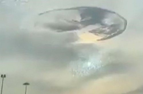 Səmada yaranan qorxunc “dəlik” insanları həyəcanlandırdı - VİDEO