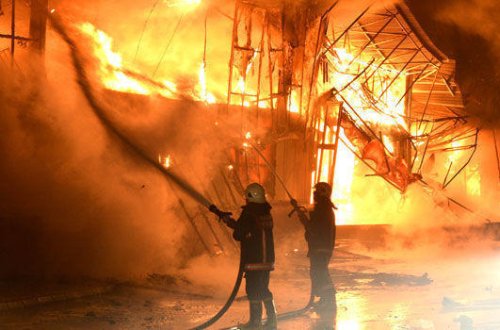 Bakıda kafedə güclü yanğın: 12 nəfər təxliyə olundu