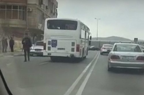 Bakıda avtobus sürücüsü qaydaları kobud şəkildə pozdu - VİDEO