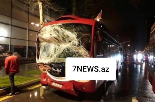 SON DƏQİQƏ: İki Bakubus avtobusu bir-birinə girdi – FOTO