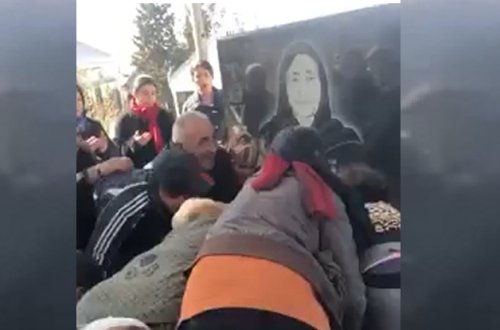 Ehsana Görə Məzarın Üstünə 15 Adam Atıldı – Azərbaycanda Qəbiristan Biabırçılığı – VİDEO