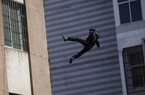 Bakıda 18 yaşlı oğlan intihar etdi