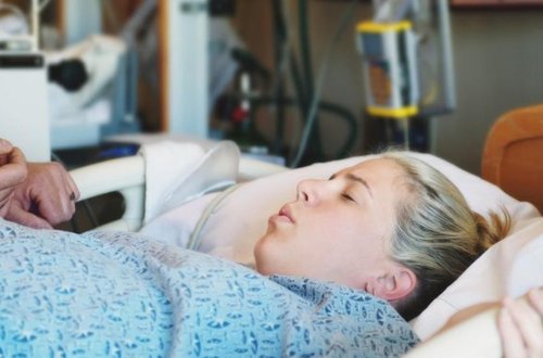 Anasının bətnindən çıxan körpə 