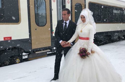 Bakıdan gedən qatarı bəy-gəlin qarşıladı - FOTO