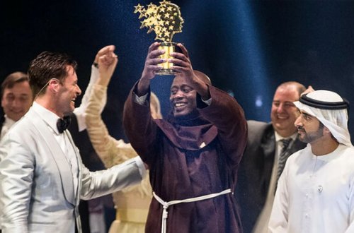 Maaşını kasıb şagirdlərə xərcləyən kənd müəllimi 1 milyon mükafat aldı – Video