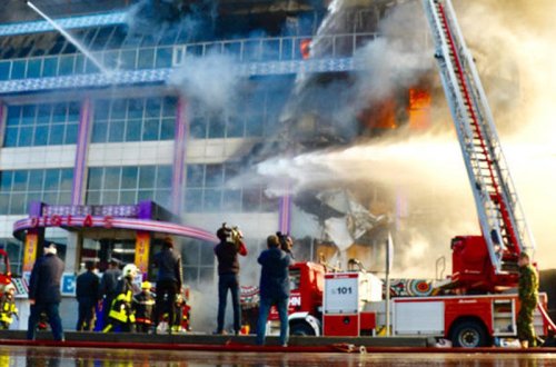 Ticarət mərkəzindəki yanğına görə Qara Qarayev prospektində tıxac yarandı