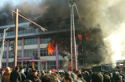 İki Saatdır Söndürülə Bilməyən “Diqlas” Ticarət Mərkəzindən Son Görüntülər – DƏHŞƏTLİ VİDEO