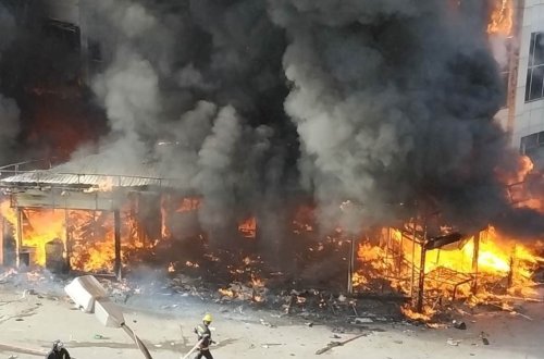 На место пожара в Баку прибыли официальные лица