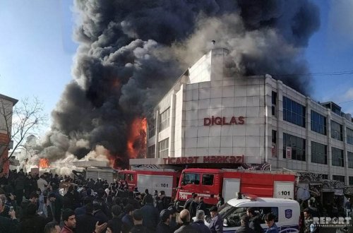 Для тушения пожара в торговом центре в Баку задействован вертолет МЧС