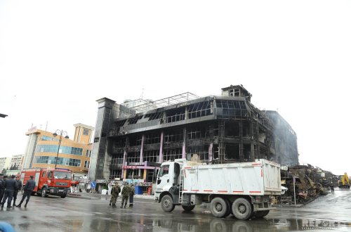 В Баку в торговом центре Diqlas вновь наблюдается задымление