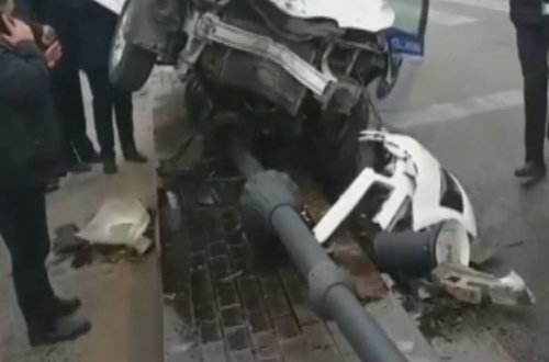 Bakıda polis avtomobili qəzaya düşdü - VİDEO