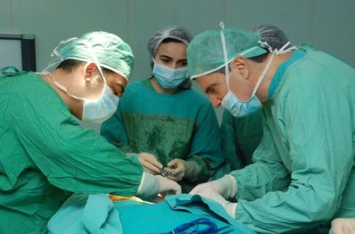 Bakıda 14 yaşlı qızın qarnından kişi orqanları çıxdı