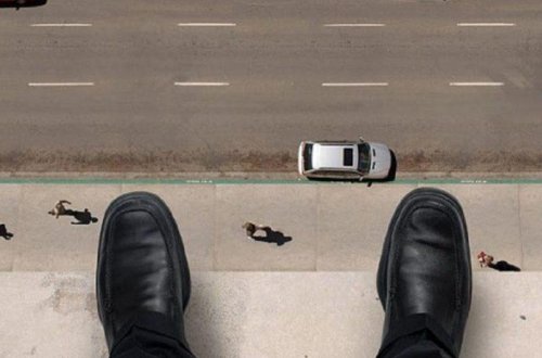 Житель Баку бросился с 5-го этажа