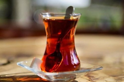 Məşhur aktyor serialdakı tərəf müqabilinə qaynar çayla dolu stəkan atdı – FOTO