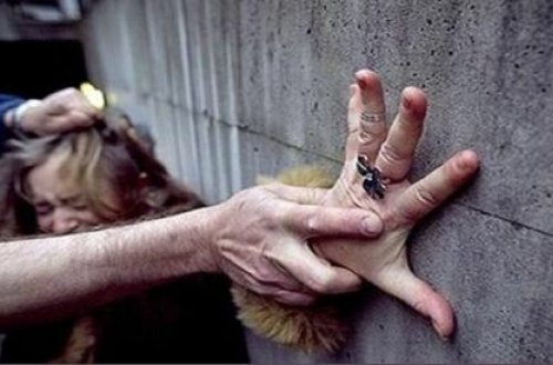 Azərbaycanda iyrənc hadisə — 47 yaşlı kişi butılkanı sındırıb hazırlıqdan gələn 11 yaşlı qıza...