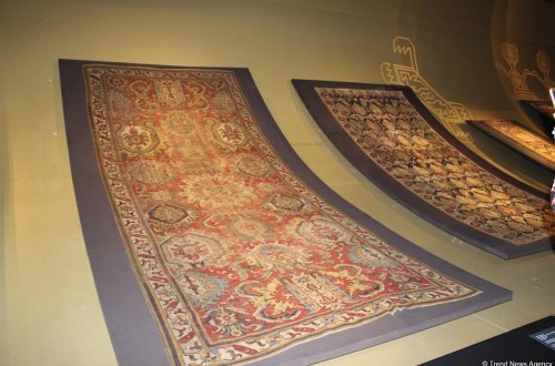 Карабахский ковер, азербайджанские ювелирные украшения и кялагаи на выставке в Москве