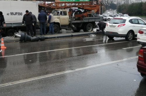 Bakıda ağır qəza: “Pajero” dirəyə çırpıldı, aşdı - VİDEO