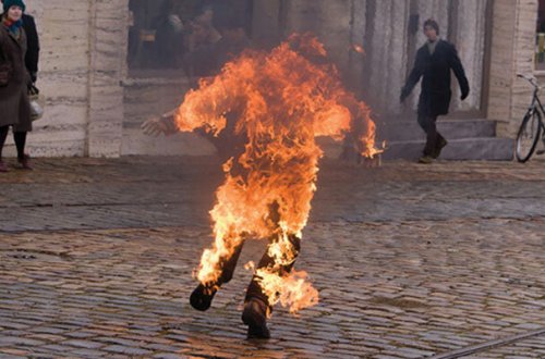 Bakıda dilənçi özünü yandırmaq istədi, iki polis xəsarət aldı