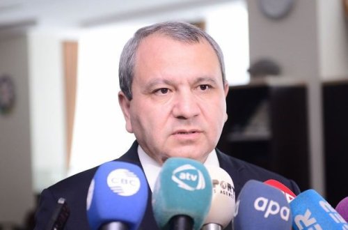 BDU-nun yeni rektorundan tələbə qıza jest - VİDEO