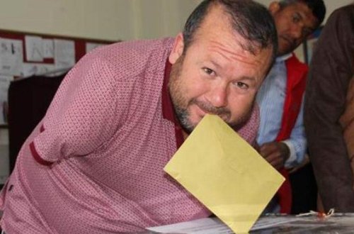 Qoldan əlil kişi də səsverməyə getdi - Zərfi qutuya, ağzıyla atdı - FOTO