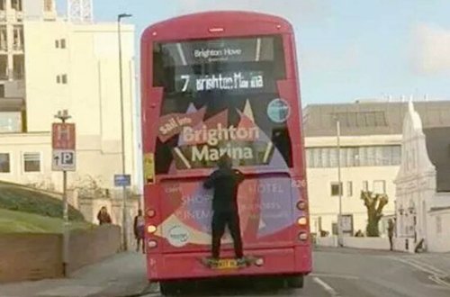 Sərnişin pul verməmək üçün avtobusun arxasından sallandı - VİDEO