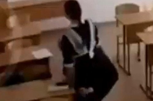 Məktəbdə əxlaqsızlıq: Müəllim qızı qucağına alıb... - VİDEO