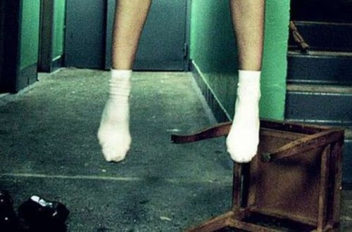 19 yaşlı qız intihar etdi