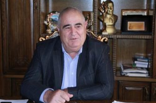 Tanınmış şərurlular İsfəndiyar Axundovu “Şərurlu” adından imtina etməyə çağırdılar