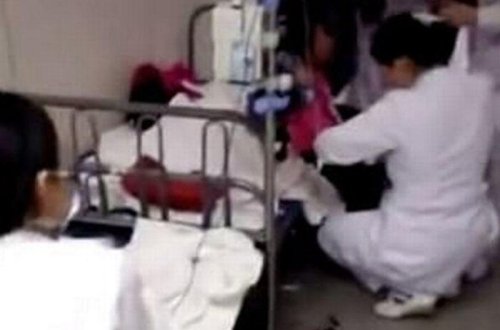 Kolleqasına əsəbləşən bağça müəllimi uşaqların yeməyinə zəhər qatdı - FOTO