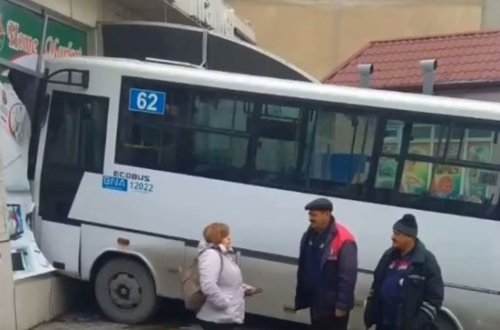 Bakıda avtobus mağazaya çırpıldı: yaralılar var - VİDEO