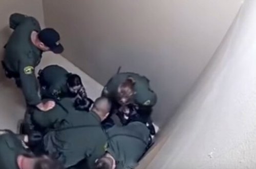 Məhbusa qarşı vəhşilik kameraya yaxalandı, məhkəmə qərar verdi – Video (18+)