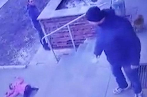 Ata qızını pilləkənlərdən itələdi - Dəhşətə gətirən VİDEO