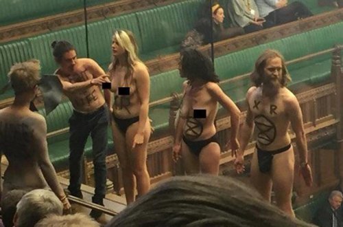 İngiltərə parlamentində çılpaq etiraz aksiyası - FOTO