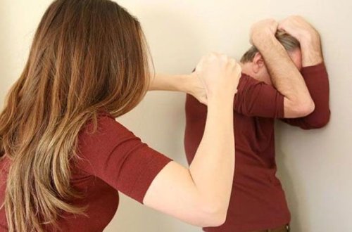 Bakıda qadın ərini döydü - VİDEO