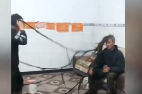 77 yaşı var, 55 ildir saçını kəsmir – Video