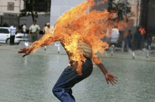 Azrbaycanda dəhşət! Kişi ailəsinin gözü önündə özünü yandırdı