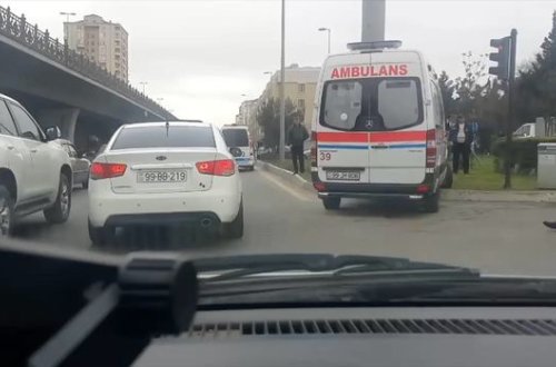 Bakıda təcili yardım maşını qəzaya düşdü - VİDEO