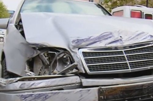 Paytaxtda “Mercedes” maneəyə çırpıldı: Yaralılar var - VİDEO