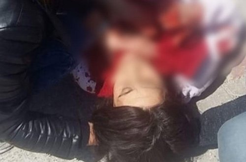 Küçədə boğazı kəsik qadını görənlər dəhşətə gəldilər - VİDEO