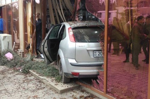 Gəncədə qəza: avtomobil mağazaya girdi - FOTO