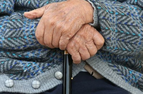 Bakıda ahıl kişi özünü asdı