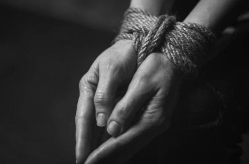 Ər-arvadın əl-ayağını “skoç”layıb, evi qarət edənlərə cəza - Prokuror etiraz etdi