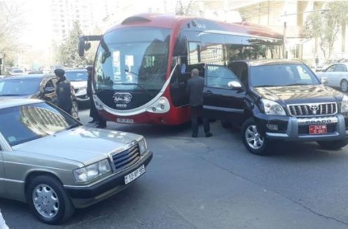 “Bakubus”ın avtobusu səfirliyin maşını ilə toqquşdu