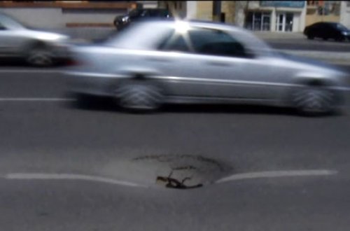 Babək prospektində yenə yol çökdü (VİDEO)