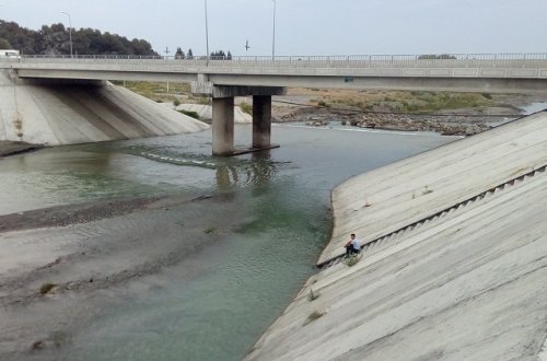 Azərbaycanda DƏHŞƏT: Hamilə qadın özünü çaya atdı