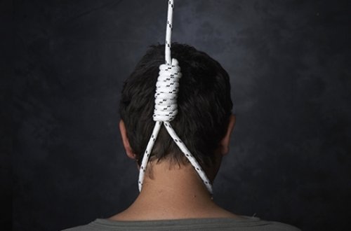 Azərbaycanda ikinci kurs tələbəsi özünü asdı - VİDEO