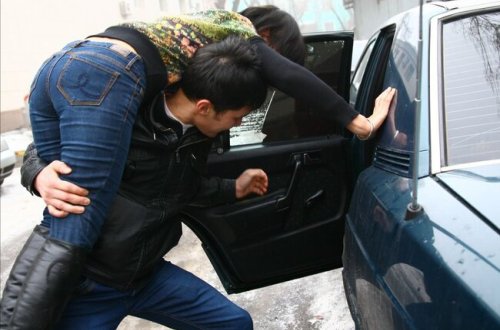 Azərbaycanda 15 yaşlı qız oğurlandı – Zorla maşına mindirib apardılar